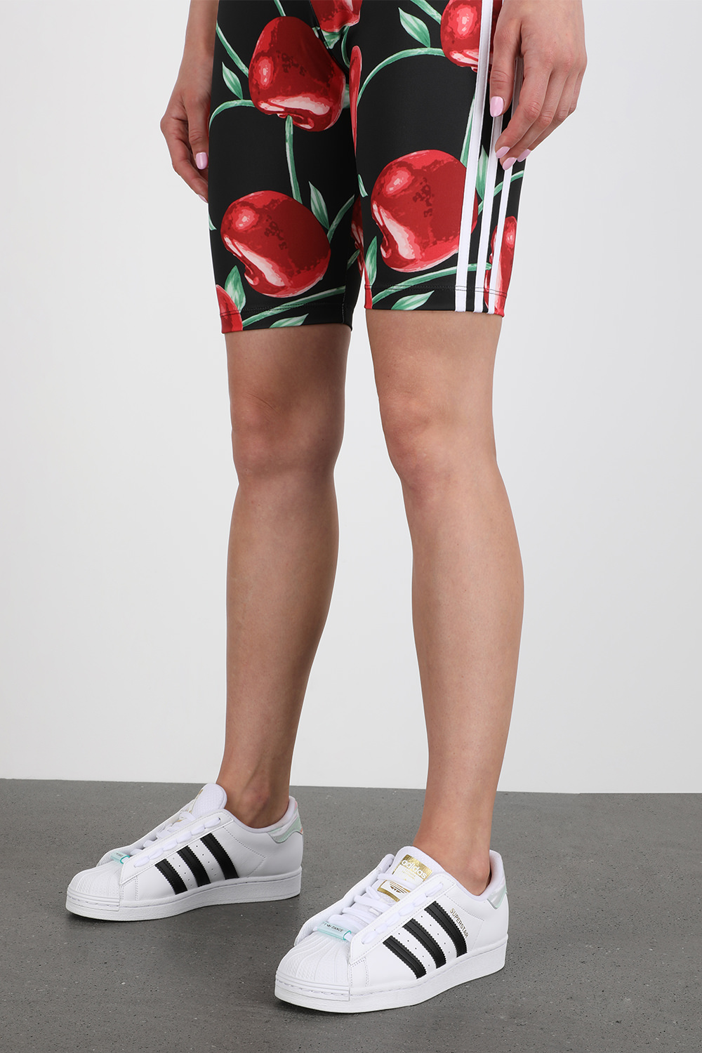 תמונת כל הלוק של Superstar Bold Shoes in White and Frozen Green